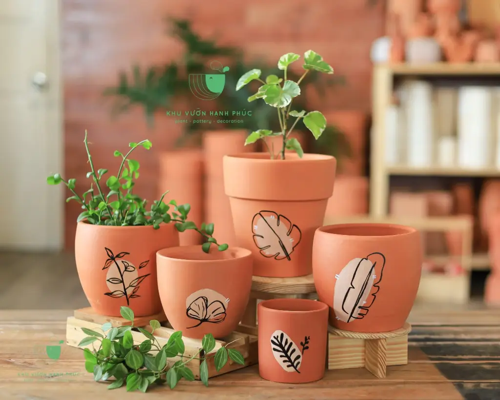 Chậu đất nung vẽ tay họa tiết lá
